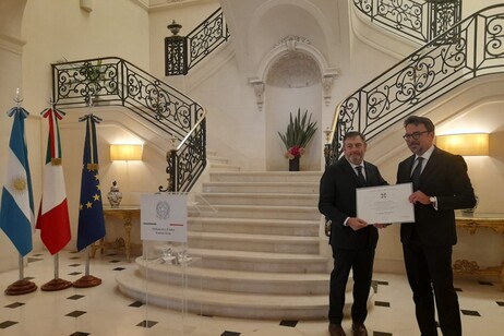 Ceremonia en la Embajada de Italia en Buenos Aires, el embajador Fabrizio Lucentini (derecha) entrega el diploma a Pablo Mamone (izquierda)