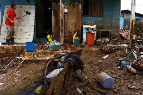 Destruição provocada por inundações em Porto Alegre, capital gaúcha