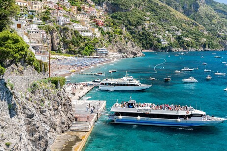 In traghetto a Positano sulla costiera Amalfitana @ Ferryhopper