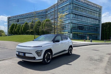 Hyundai Kona Electric punta sul comfort alla guida