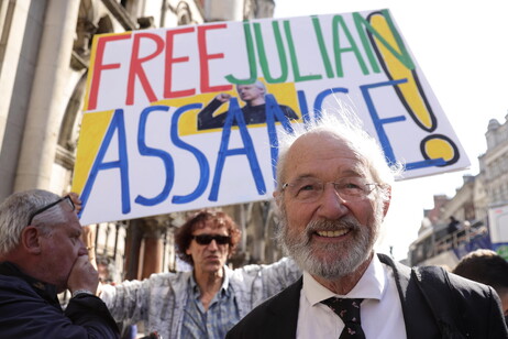 El padre de Assange a ANSA: "Italia nos apoyó"