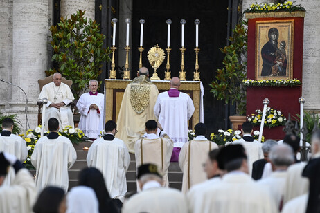 Papa, los dones de María e invocación por la paz