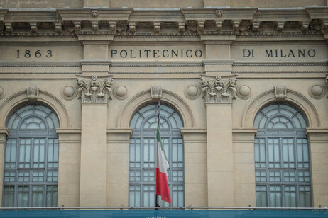 La histórica fachada del Politécnico de Milan, la mejor universidad de Italia