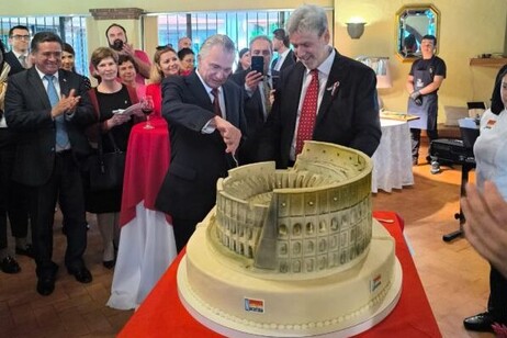 Torta Coliseo en la fiesta de la República en Costa Roca