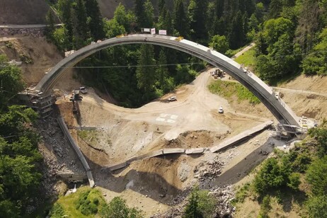 Val d'Ultimo, nuovo ponte costruito sopra al vecchio