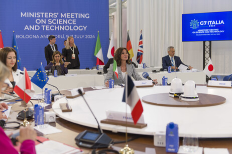 Il tavolo del G7 Scienza e Tecnologia in corso a Bologna al Tecnopolo con  i Ministri