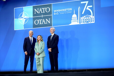 Giorgia Meloni en la cumbre de la OTAN, junto a Joe Biden y Jens Stltenberg