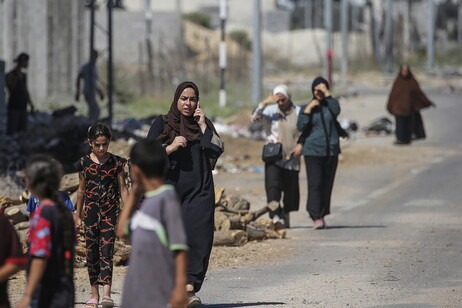 Palestinos dejan la ciudad de Gaza durante una operación israelí.