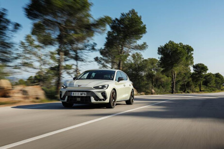 Cupra, su Leon e Sportstourer debutta 1.5 e-Hybrid 272 CV DSG