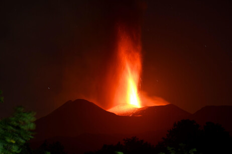 El volcán Etna continúa con su feroz actividad