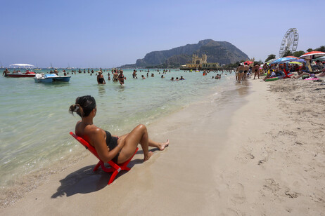 Verano a pleno, la mayoría de los italianos elige la playa. como la de la imagen en Palermo, Sicilia