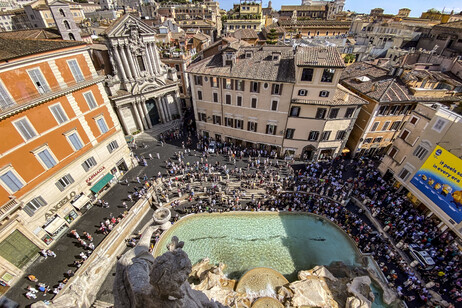 Multidão ao redor da Fontana di Trevi, em Roma