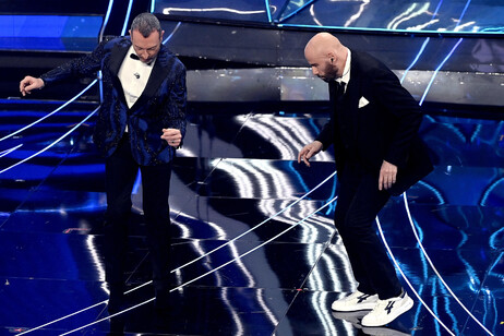 John Travolta en el escenario de San Remo, publicidad encubierta en las zapatillas