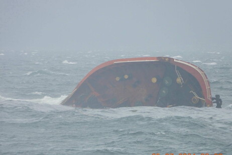 Navio afundou em meio a onda de mau tempo na Baía de Manila