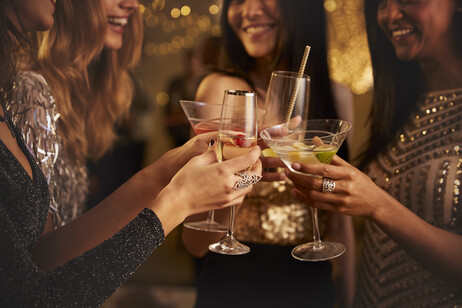 Alcol,più donne consumatrici e 15% giovani ama il binge drinking