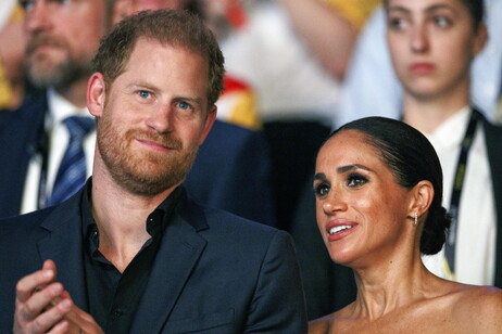 Harry e Meghan durante evento em Dusseldorf, na Alemanha