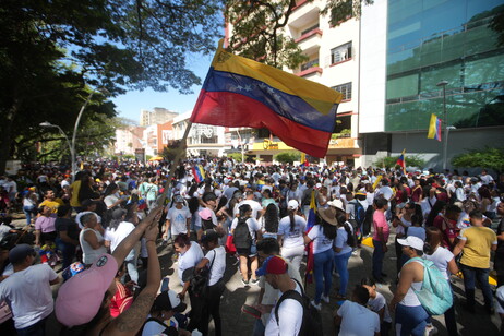 Dissidentes venezuelanos protestam em Cali, na Colômbia