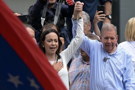 Corina Machado e González durante protesto contra Maduro em Caracas, em 30 de julho