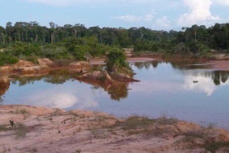 Una miniera d'oro illegale in Brasile (fonte: David Edwards)