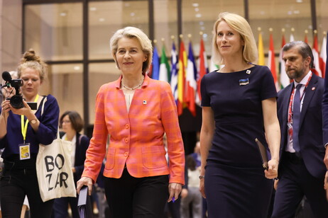 Ursula von der Leyen (izquierda), presidenta de la Comisión, junto a la premier estonia Kaja Kalla