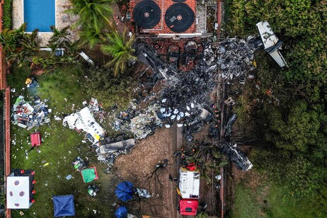 Vista de destroços de avião em chácara em Vinhedo (SP)