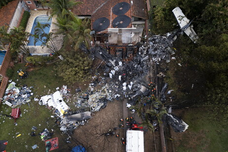 Avião com 62 pessoas a bordo caiu em Vinhedo, no interior de SP