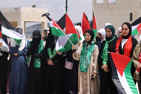 Palestinos protestam na Cisjordânia contra ataque israelense a escola em Gaza