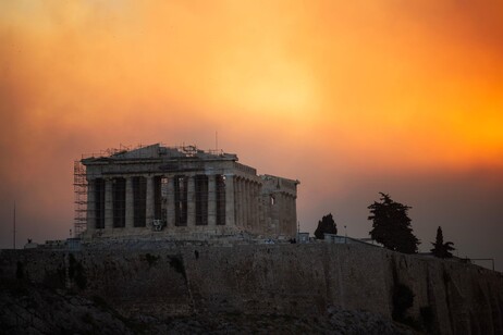 Fumaça de incêndio sobre o Parthenon, em Atenas