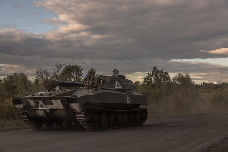 Tanque ucraniano avança pela região de Sumy, na fronteira com a província russa de Kursk