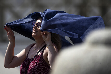 A pesar del calor, los turistas pasean en Roma