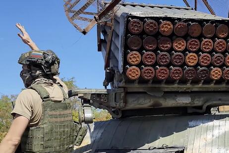 Soldado russo na região de Kursk operando um BM-21 Grad