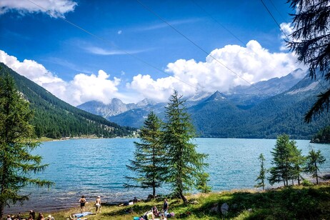 El paradisíaco paisaje de montañas junto al lago Ceresole, en el valle de Oro, cerca de Turín