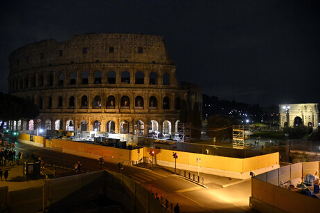 Maxi rissa davanti al Colosseo, un accoltellato