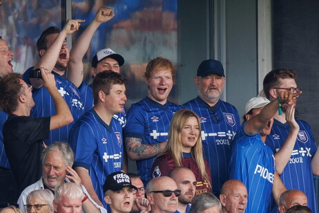 Ed Sheeran (centro) en el estadio del Ipswich Town