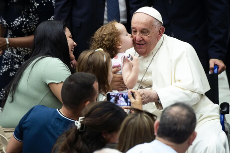 Papa volta a falar em paz mundial durante audiência geral no Vaticano