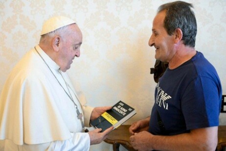 Papa recebeu o livro do ex-agricultor