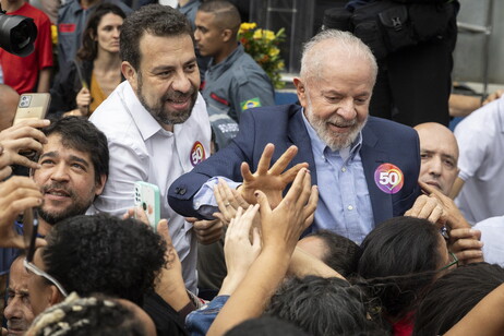 Boulos pupilo de Lula, desafia Nunes, que tenta a reeleição com apoio de Bolsonaro