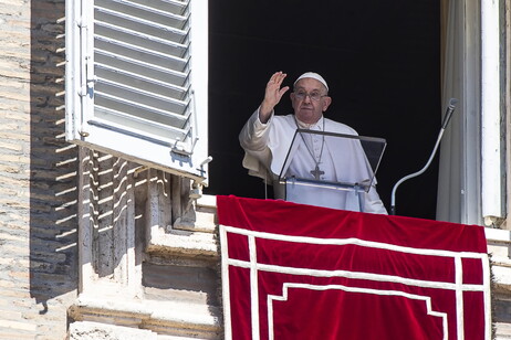 Francisco fez ataque durante oração do angelus