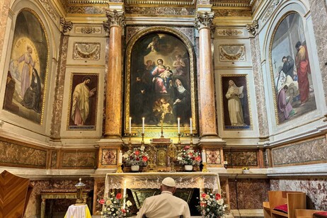 El Papa rezando frente a la tumba de Santa Mónica.