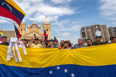 Opositores querem a libertação de cerca de dois mil presos políticos