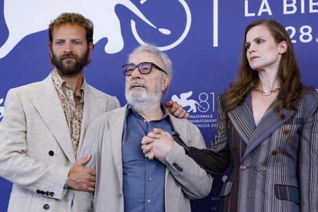 Alessandro Borghi, Gianni Amelio e Federica Rosellini no Festival de Veneza