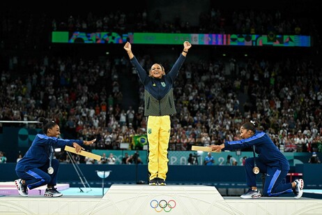 Rebeca Andrade (ouro), Simone Biles (prata) e Jordan Chiles (bronze) formaram o pódio no solo