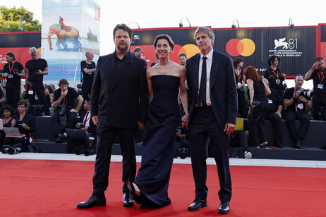 Fernanda Torres entre Selton Mello e Walter Salles no tapete vermelho do Festival de Veneza