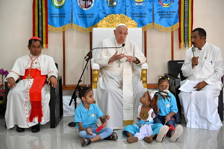 Crianças do Timor-Leste vestiram roupas típicas para receber o papa