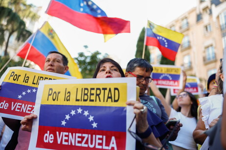 Manifestantes realizam protesto na Espanha, que reconheceu González como vencedor das eleições