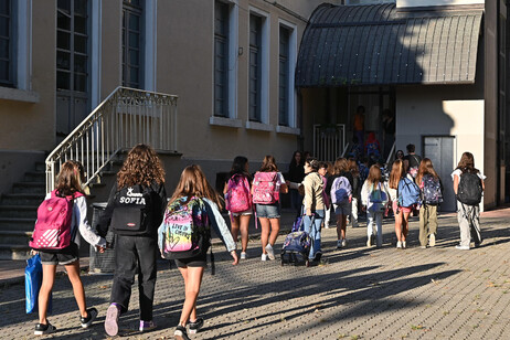 Estudantes iniciam ano letivo em escola em Turim, na Itália