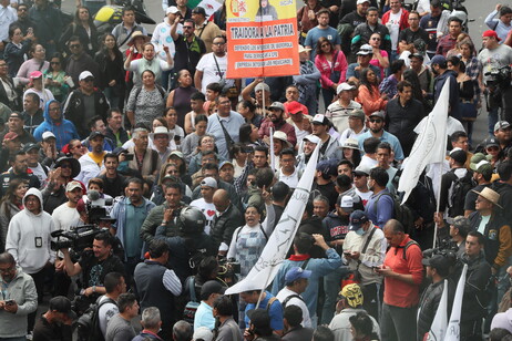 Trabajadores judiciales en disputa y partidarios del gobierno en el tema reforma