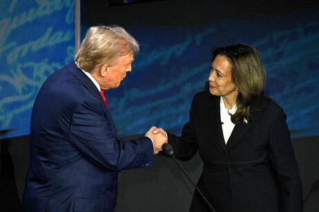 Trump e Harris se cumprimentam em início de debate na Filadélfia