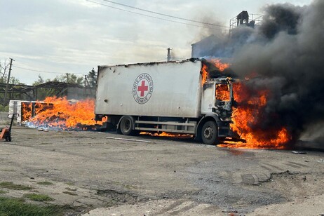 Caminhão ficou completamente destruído no bombardeio