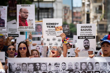 Familiares de presos políticos protestan en Caracas.